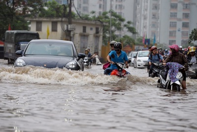 Ô tô, xe máy cần làm gì khi bị ngập nước?