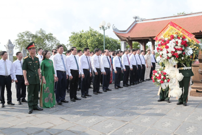 Dâng hương tưởng niệm Chủ tịch Hồ Chí Minh