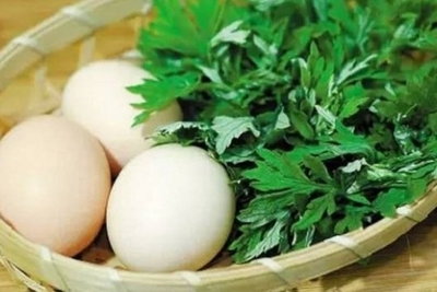 Trứng gà ngải cứu rất bổ dưỡng, có nên ăn thường xuyên không?