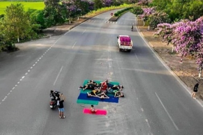 Thái Bình: xử phạt nhóm phụ nữ tập yoga giữa đường để chụp ảnh