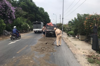 Truy tìm nguyên nhân xuất hiện vết dầu loang dài 3km trên đường