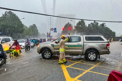 Cảnh sát giao thông hướng dẫn người dân di chuyển an toàn trong mưa lớn