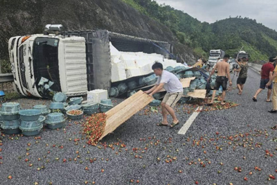 Xe tải chở hoa quả lật trên cao tốc Nội Bài - Lào Cai