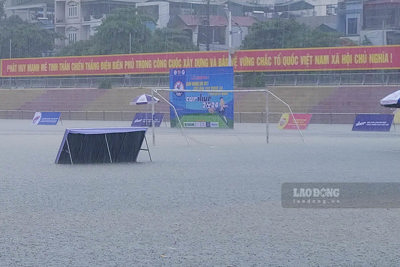 Điện Biên ngập lụt nhiều tuyến phố, sân vận động thành biển nước sau mưa lớn