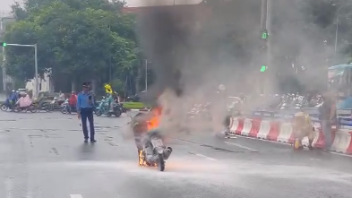 Hà Nội: xe máy đang lưu thông trên đường bất ngờ bốc cháy dữ dội