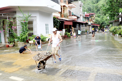 Người dân thành phố Hà Giang khắc phục hậu quả do mưa lớn gây ngập úng