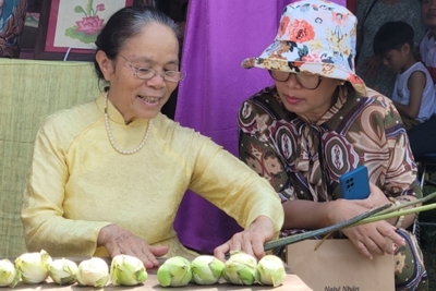 Hai thế hệ nghệ nhân Hà Nội quảng bá du lịch làng nghề