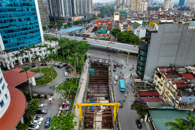 Rào chắn gầm cầu vượt Nguyễn Chí Thanh phục vụ thi công dốc hạ ngầm