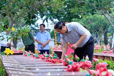 Thủ tướng dâng hương tưởng nhớ Chủ tịch Hồ Chí Minh, các anh hùng, liệt sĩ