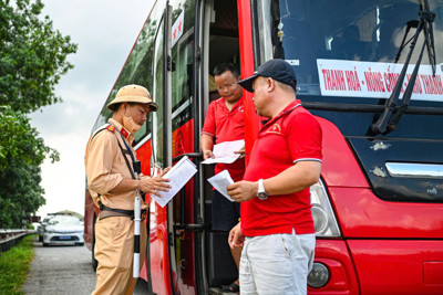 Cận cảnh cảnh sát giao thông xử lý nghiêm hành vi vi phạm trên cao tốc