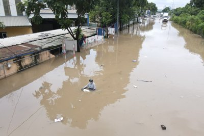 Giao thông qua đường gom Đại lộ Thăng Long tê liệt vì ngập sâu