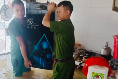 Công an huyện Thạch Thất, Quốc Oai giúp đỡ người dân khắc phục mưa lũ