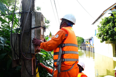 Cấp điện lại sớm lúc nào, người dân vùng ngập lụt đỡ vất vả ngày đấy