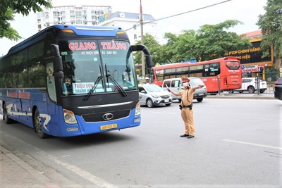 Siết chặt xử phạt ô tô dừng đón, trả khách không đúng quy định dịp 2/9