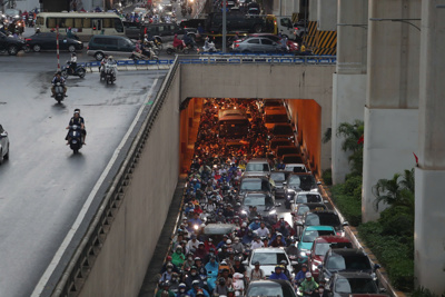 Hà Nội mưa lớn, giao thông “tê liệt“