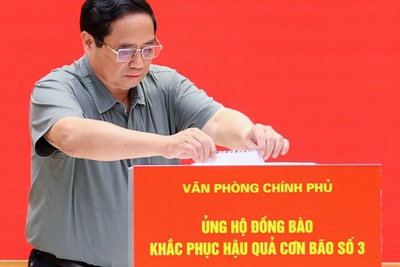 Thủ tướng cùng cán bộ, công chức VPCP ủng hộ đồng bào khắc phục vùng lũ