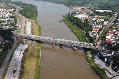 Tàu thuyền đi lại bình thường qua cầu Đuống