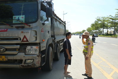 Hà Nội: tuần tra lưu động xử phạt xe quá khổ, quá tải