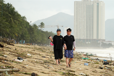 Sau mưa lũ, hàng trăm tấn rác trôi vào bờ biển Nha Trang 