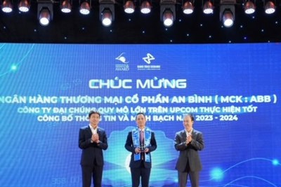 ABBANK nhận giải tôn vinh doanh nghiệp thực hiện tốt công bố thông tin 