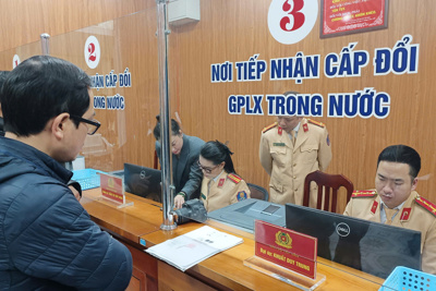 Ngày đầu CSGT Hà Nội cấp, đổi giấy phép lái xe: thuận lợi, nhanh chóng