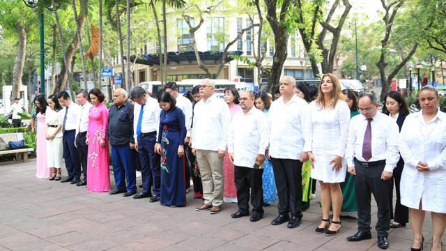 Đoàn đại biểu cấp cao Thành ủy La Habana đặt hoa tưởng niệm José Martí
