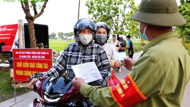 Huyện Sóc Sơn: Test nhanh trường hợp nghi ngờ Covid-19 tại các chốt kiểm soát dịch