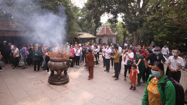 Đền Hùng đón hơn 15.000 người hành hương trước ngày chính lễ Giỗ Tổ Hùng Vương năm 2021