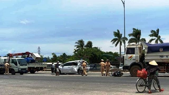 Tin tức tai nạn giao thông mới nhất hôm nay 30/6: Xe tải lật gây tai nạn liên hoàn trên Đại lộ Mai Chí Thọ