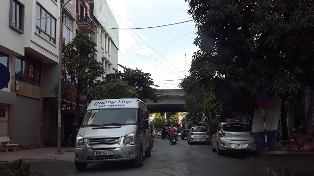 [Điểm nóng giao thông] Ngõ 214 đường Nguyễn Xiển thành… bến xe