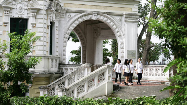 Tại sao nhà bát giác Chu Văn An được xem là tòa nhà cổ nhất trong khuôn viên trường THPT Chu Văn An?
