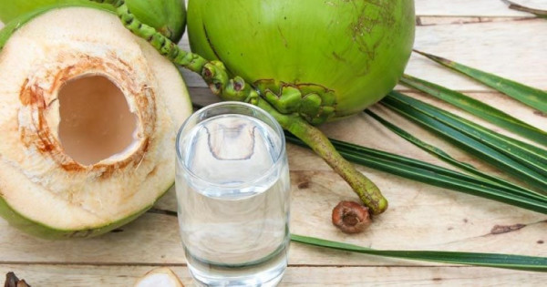 Tại sao uống nước dừa có thể gây đau bụng dưới?
