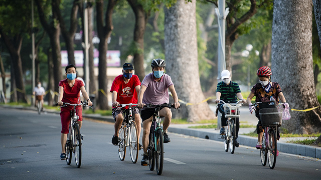 Mùa hè đạp xe 60km mỗi ngày, nhiều người Hà Nội càng đạp càng mê - Báo Kinh  tế đô thị