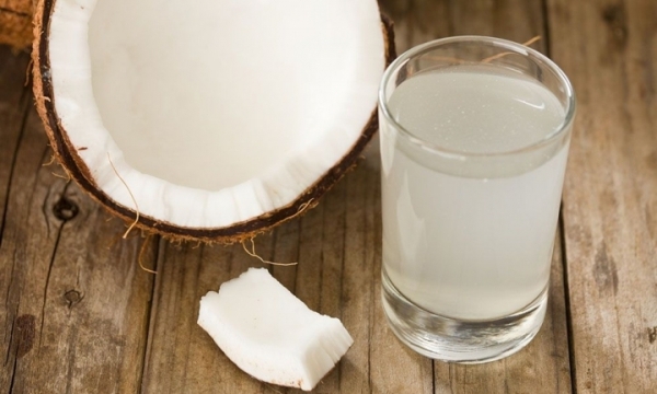 Có nên thay nước uống thông thường bằng nước dừa khi bị bệnh gan?
