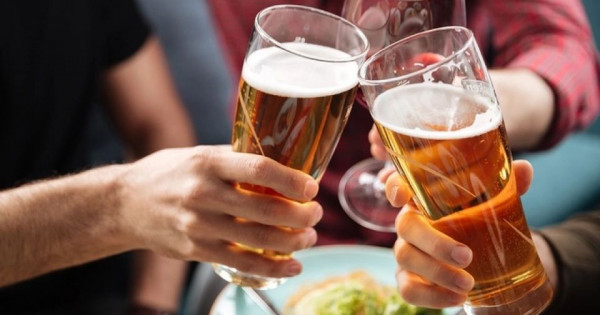 Nên ăn gì trước khi uống bia để không say?