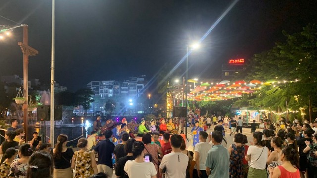 ถนนคนเดิน Trinh Cong Son ดึงดูดนักท่องเที่ยวในช่วงสุดสัปดาห์