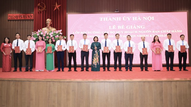 Hà Nội: Bế giảng lớp bồi dưỡng cán bộ quy hoạch nguồn BCH Đảng bộ TP