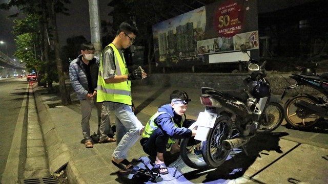 Đội cứu hộ xe máy Hà Nội: Những người bạn chỉ gặp lúc gian nan