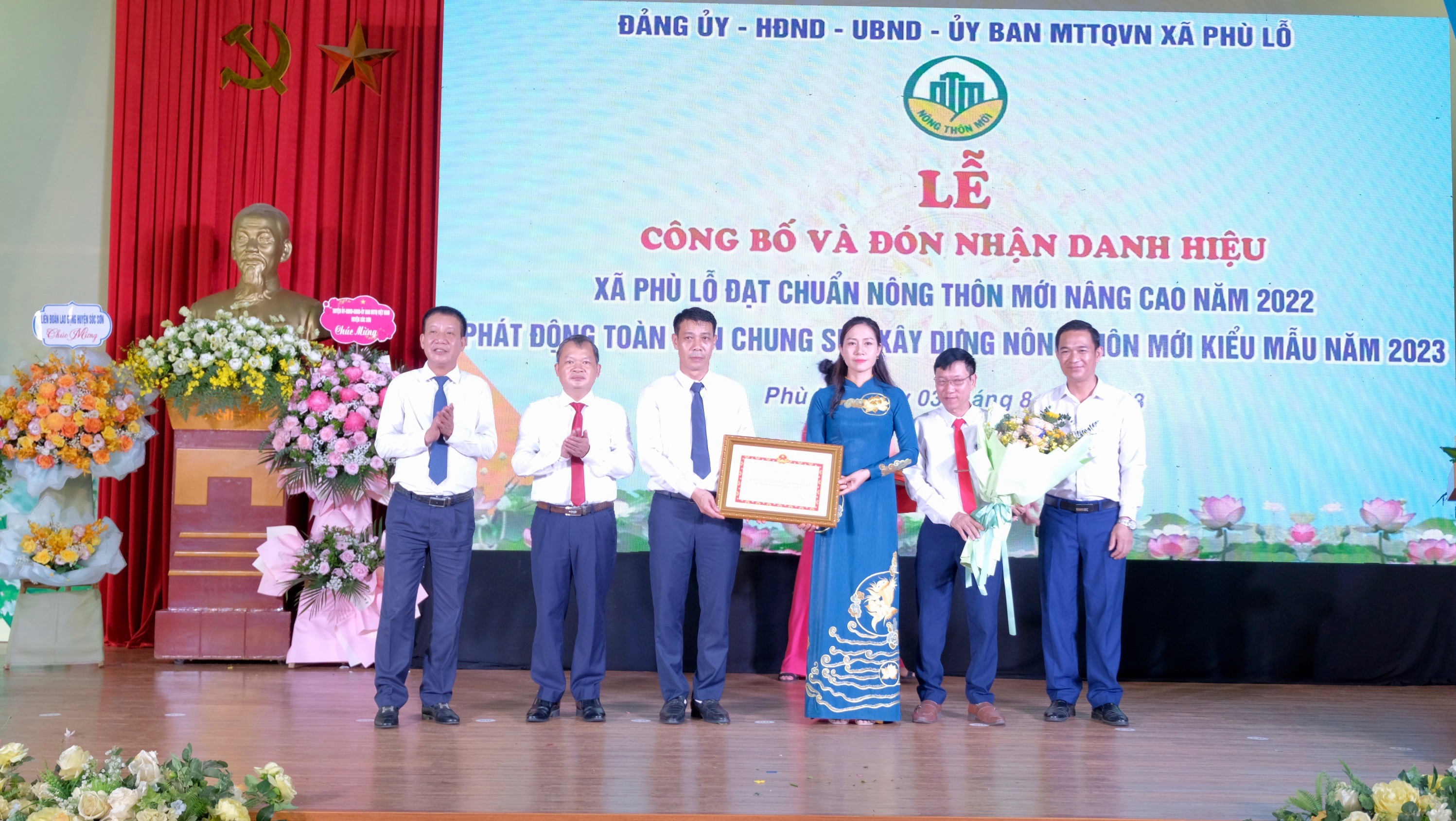 Chủ tịch UBND huyện S&oacute;c Sơn Phạm Văn Minh trao tặng Bằng khen của UBND TP H&agrave; Nội cho đại diện l&atilde;nh đạo v&agrave; nh&acirc;n d&acirc;n x&atilde; Ph&ugrave; Lỗ.