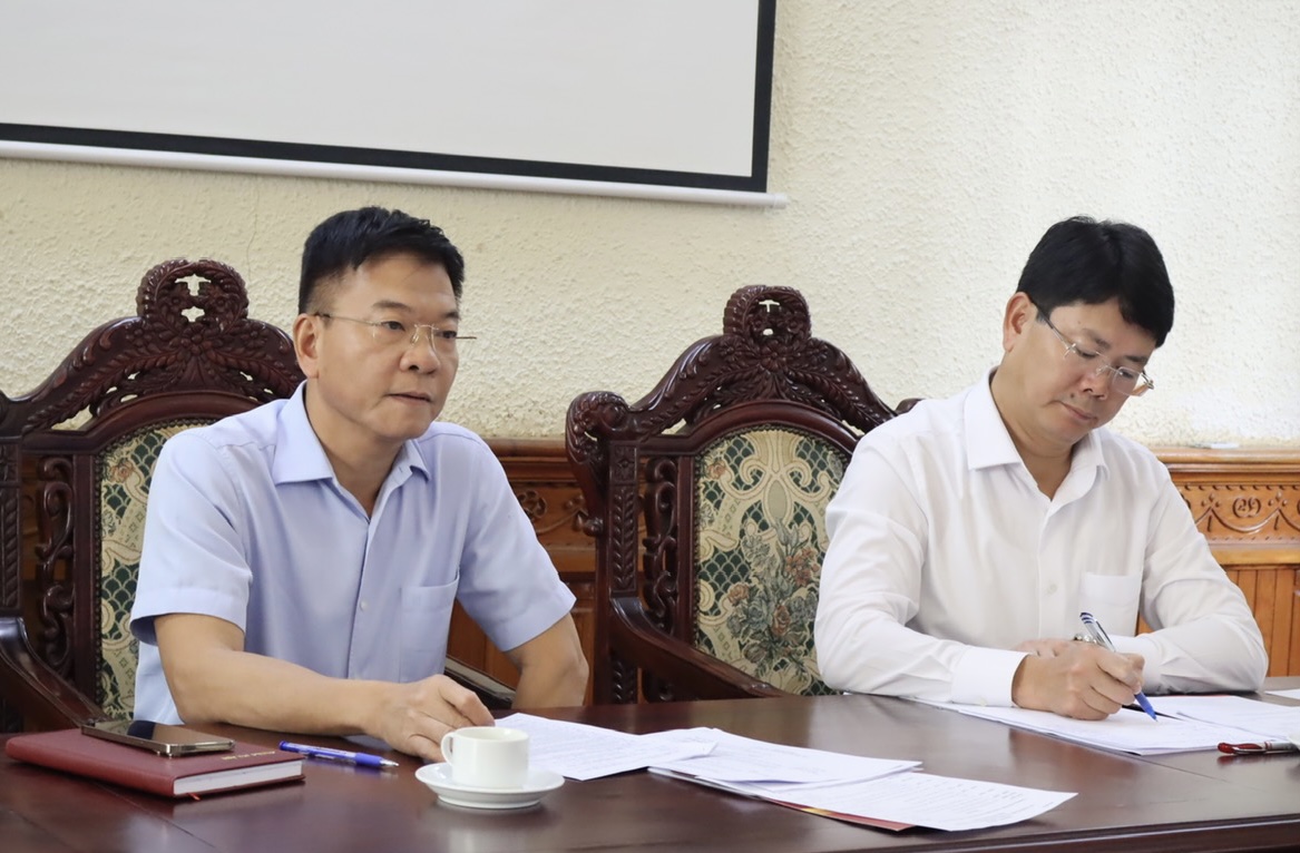 Bộ trưởng Bộ Tư pháp Lê Thành Long và Thứ trưởng Bộ Tư pháp Nguyễn Thanh Tịnh nghe báo cáo tại cuộc họp chiều 10/10