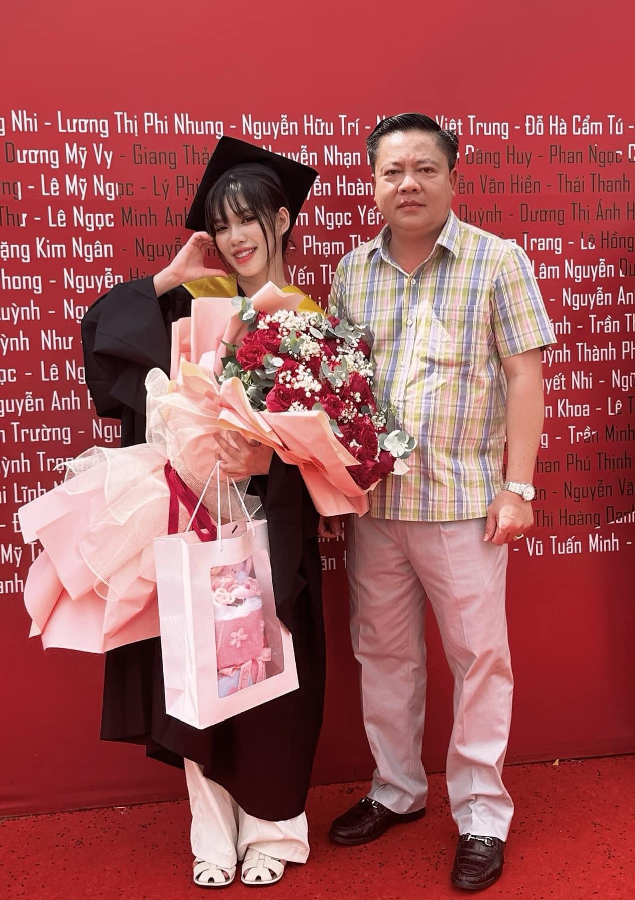 Đinh Trà My cùng cha trong ngày tốt nghiệp Đại học. Ảnh Xuân Lương