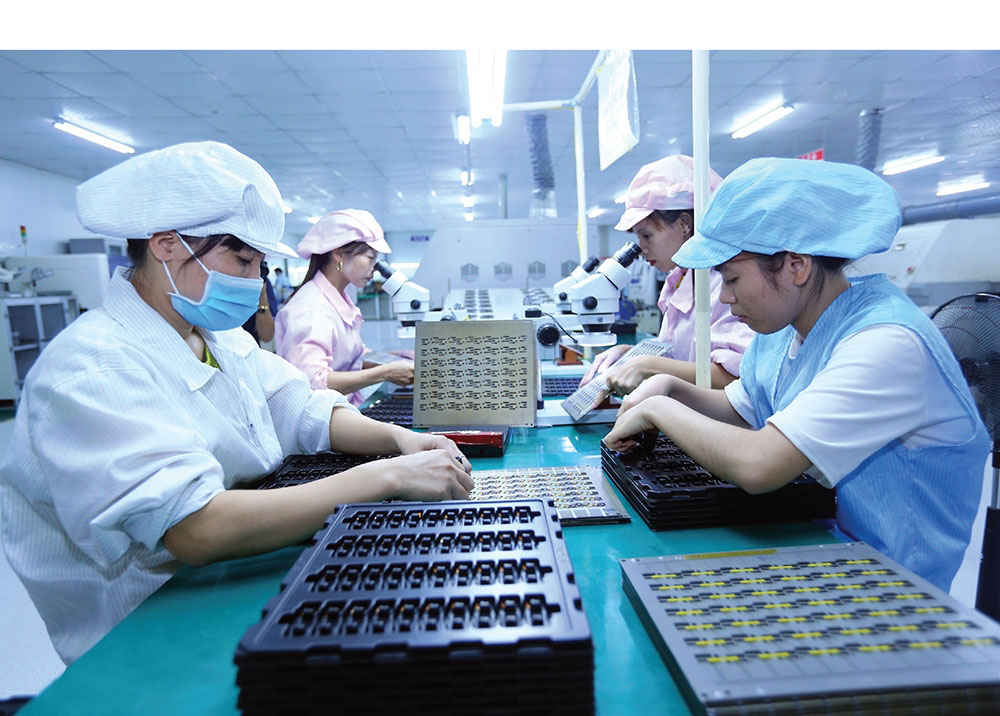 Chế tạo vật liệu sản xuất pin năng lượng mặt trời tại Cocirc;ng ty TNHH JA Solar Việt Nam, vốn đầu tư Trung Quốc, tại khu cocirc;ng nghiệp Quang Chacirc;u (Bắc Giang)