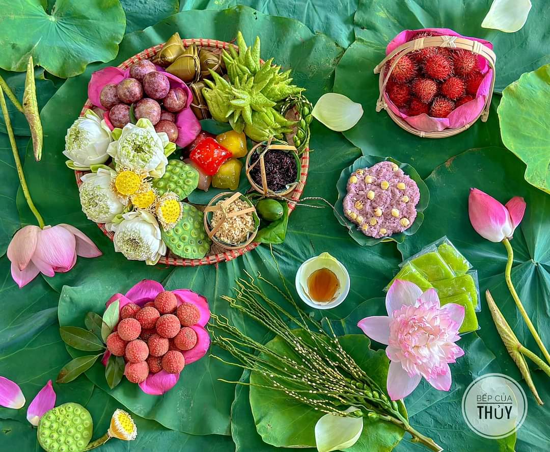 Ăn rượu nếp v&agrave; tr&aacute;i c&acirc;y: V&agrave;o s&aacute;ng sớm, người d&acirc;n thường ăn rượu nếp c&aacute;i hay cơm rượu v&agrave; c&aacute;c loại tr&aacute;i c&acirc;y như mận, đ&agrave;o, dưa hấu. Theo quan niệm d&acirc;n gian, vị chua, ngọt, cay của c&aacute;c loại thực phẩm n&agrave;y sẽ gi&uacute;p ti&ecirc;u diệt s&acirc;u bọ trong cơ thể.&nbsp;Ảnh: FB&nbsp;Nguyễn Hồng Th&uacute;y