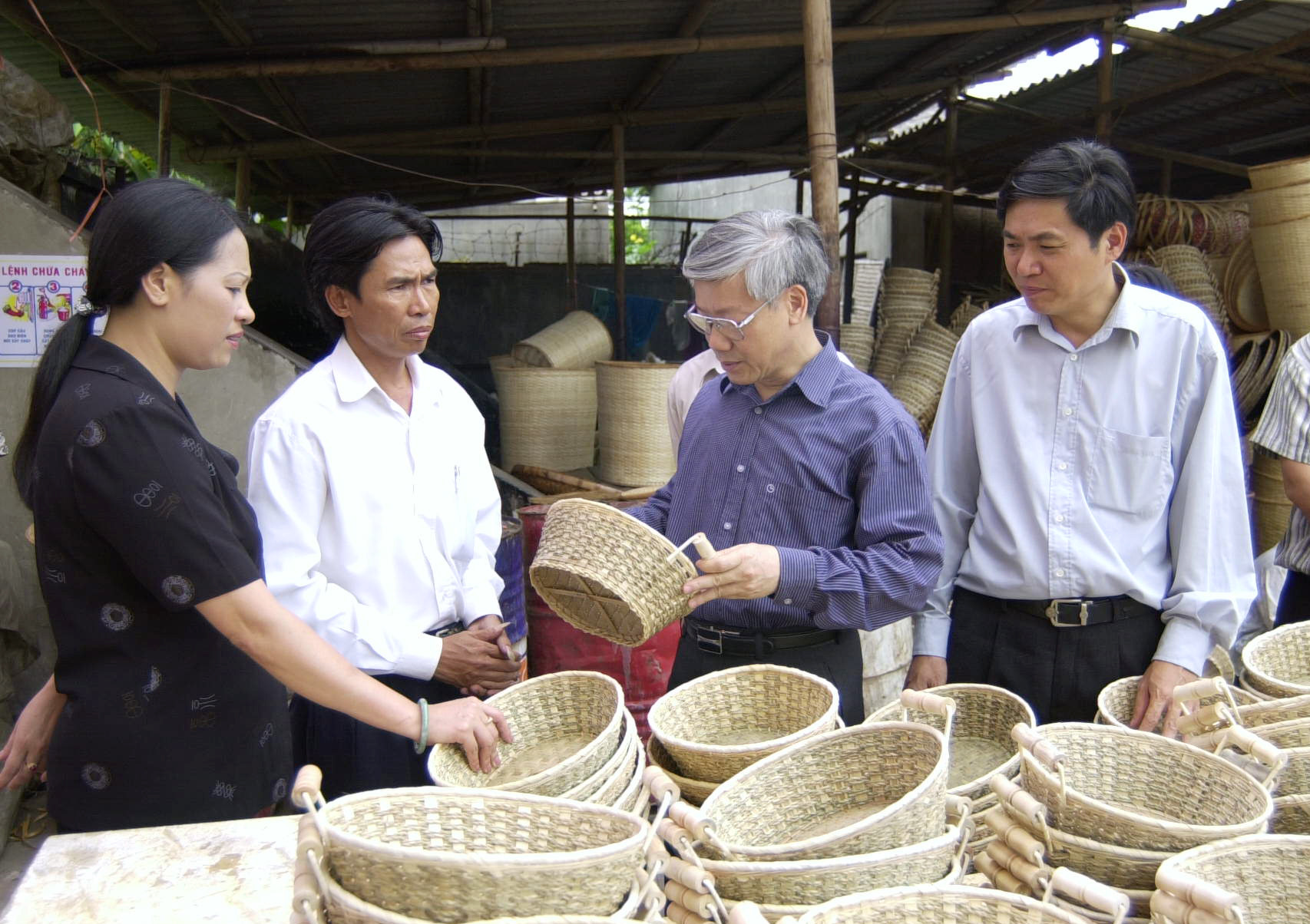 B&iacute; thư Th&agrave;nh ủy H&agrave; Nội Nguyễn Ph&uacute; Trọng xem sản phẩm thủ c&ocirc;ng tại huyện Thanh Tr&igrave;, th&aacute;ng 9-2000. Ảnh: HNM