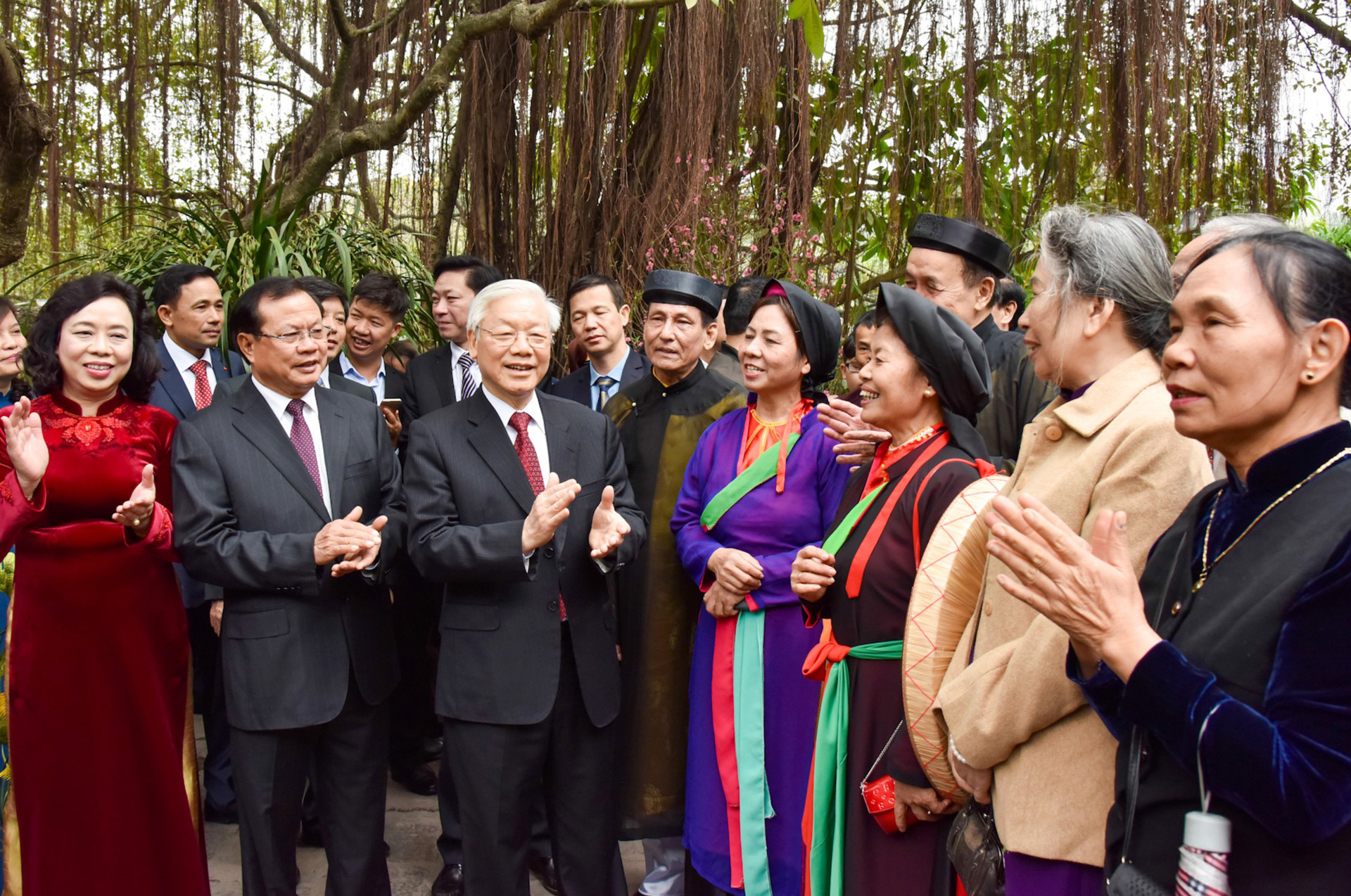 Tổng B&iacute; thư Nguyễn Ph&uacute; Trọng v&agrave; nguy&ecirc;n B&iacute; thư Th&agrave;nh ủy H&agrave; Nội Phạm Quang Nghị ch&uacute;c Tết b&agrave; con nh&acirc;n d&acirc;n Thủ đ&ocirc; tại Đền Ngọc Sơn dịp Xu&acirc;n Đinh Dậu 2017. Ảnh: Duy Linh