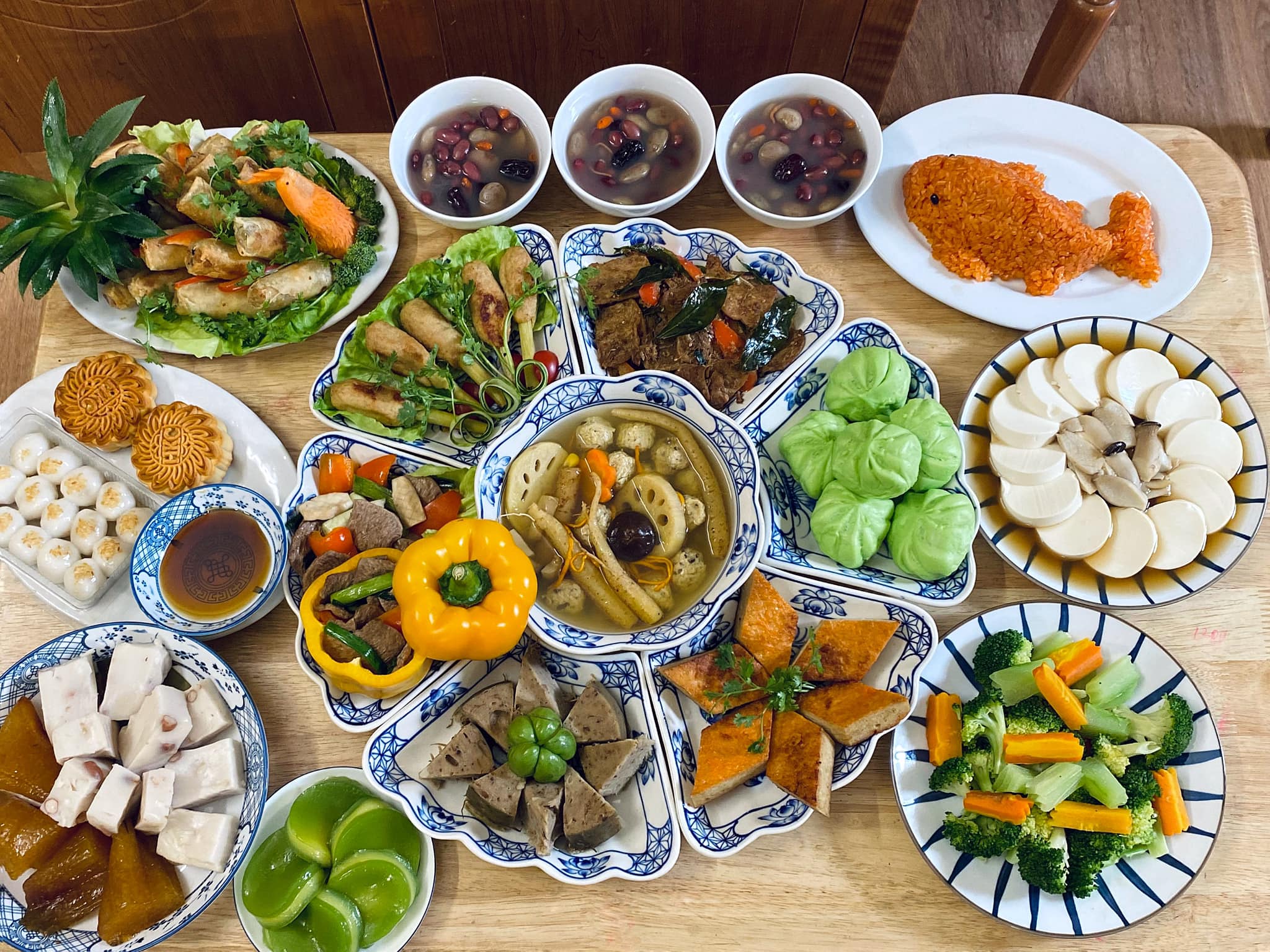 M&acirc;m chay gồm: canh chuối đậu, nem th&iacute;nh chay, đậu sốt c&agrave; chua, ng&ocirc; x&agrave;o cay, salad. Ảnh: Linh Chi