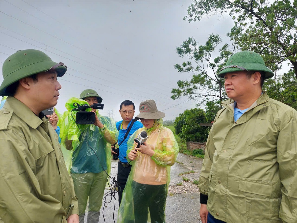 Ph&oacute; Chủ tịch UBND TP Nguyễn Mạnh Quyền kiểm tra t&igrave;nh h&igrave;nh ảnh hưởng của mưa b&atilde;o tại x&atilde; Đ&ocirc;ng Sơn, huyện Chương Mỹ.