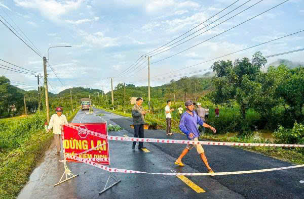 Trong thời gian phong tỏa, cơ quan chức năng cũng đã thông báo, hướng dẫn người dân lưu thông bằng ô tô theo hướng trung tâm huyện Đạ Tẻh đi huyện Cát Tiên (và ngược lại) chọn lộ trình khác phù hợp hơn.