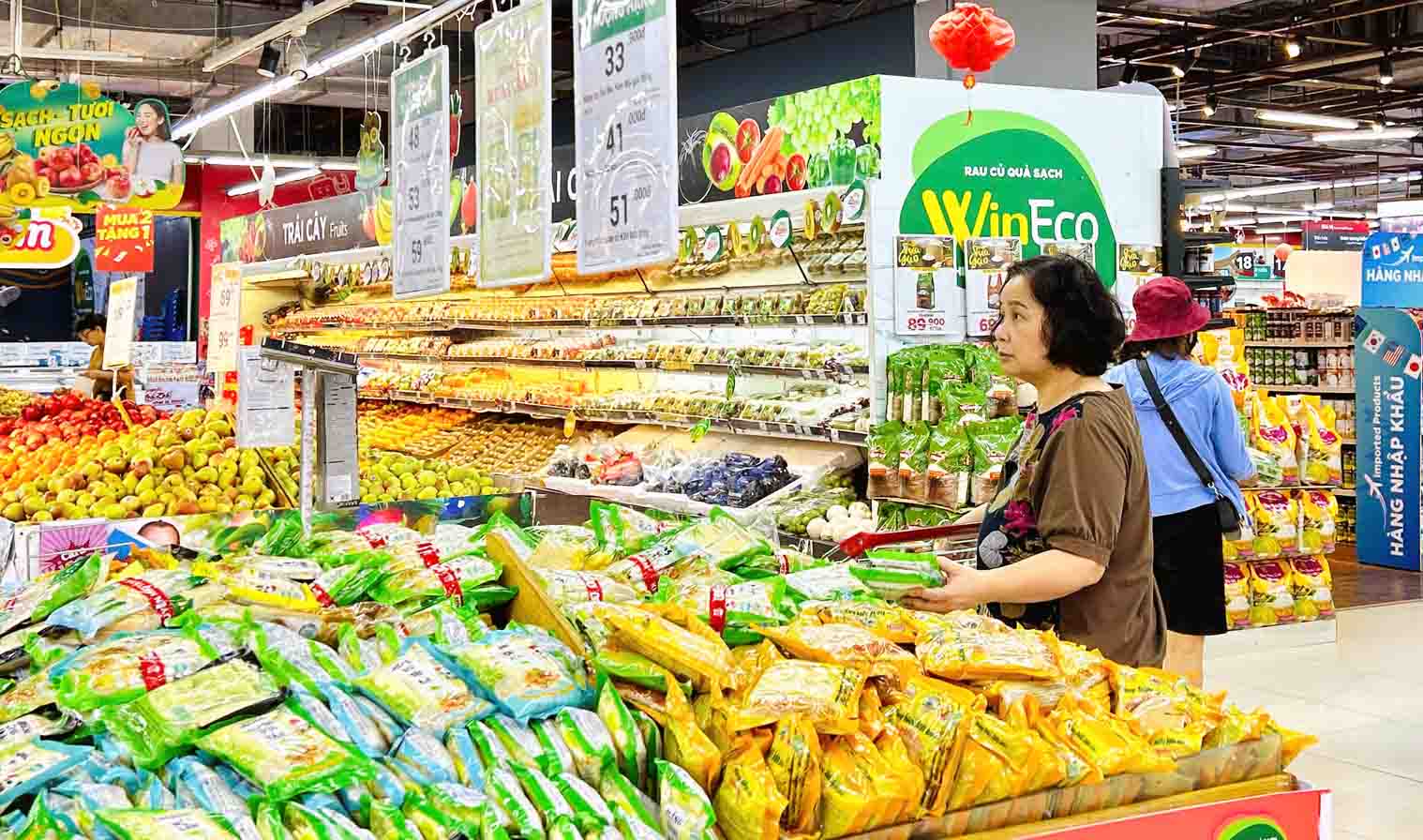 Người tiêu dùng mua sản phẩm giảm giá tại siêu thị Winmart. Ảnh: Hoài Nam