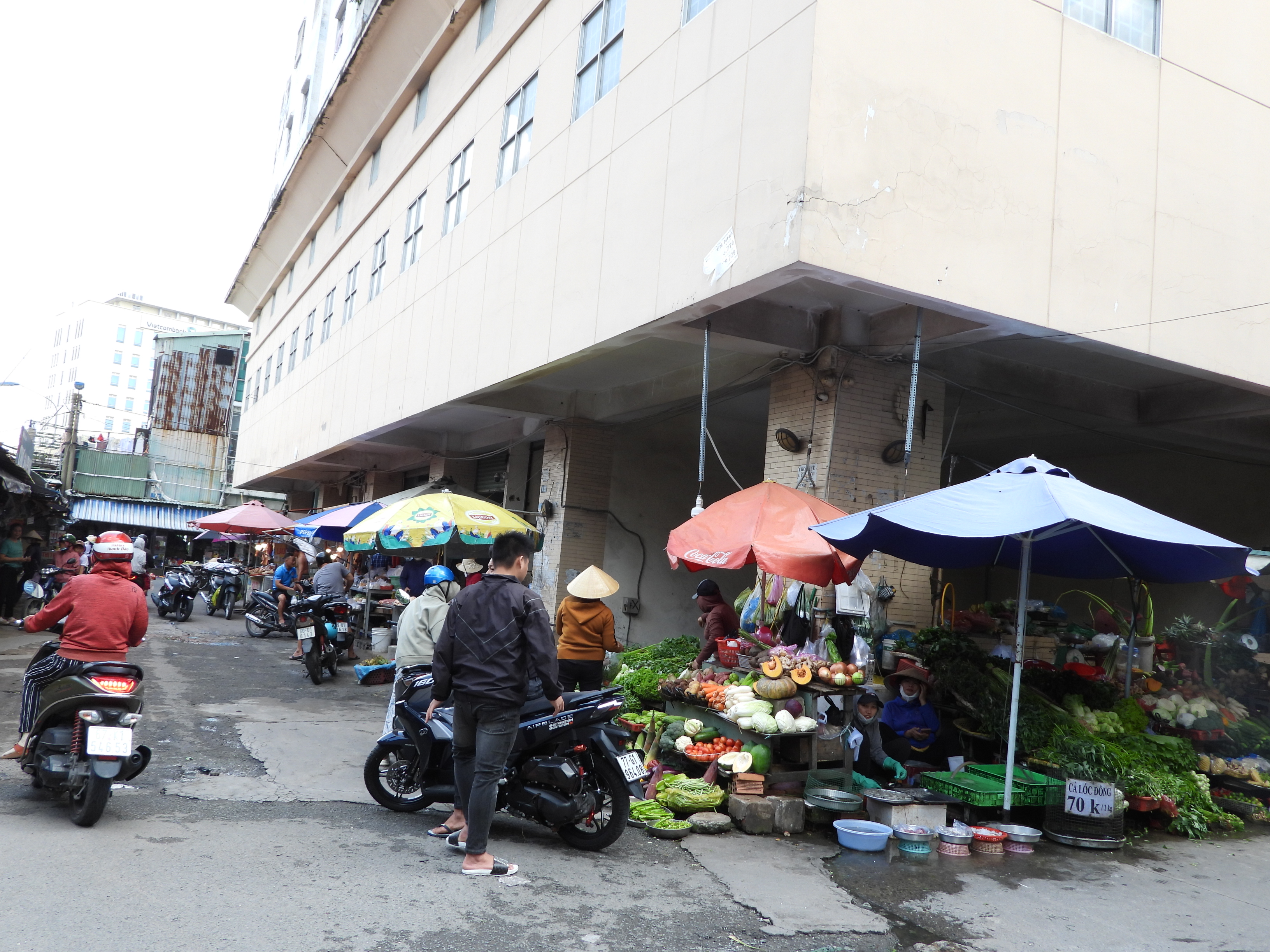 Khoảng lùi xây dựng - phần sử dụng chung bị lấn chiếm, cho thuê buôn bán.